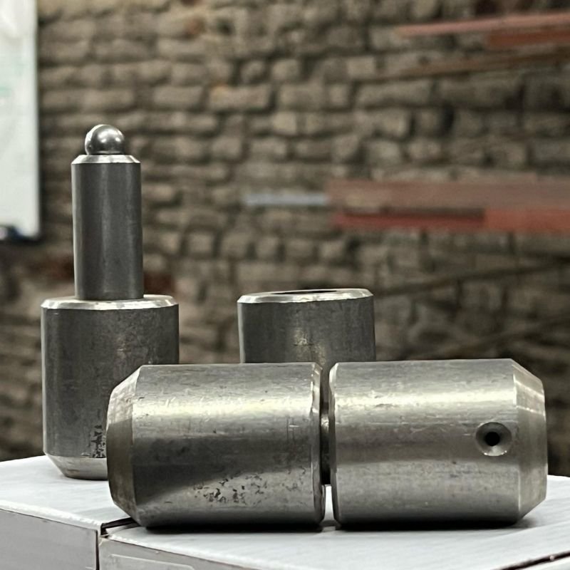 Bisagras torneadas reforzadas para portones pivotantes y batientes. Fabricación de bisagras especiales con bolilla de acero interna para mayor resistencia y durabilidad. Trabajo realizado por HERREELEC.